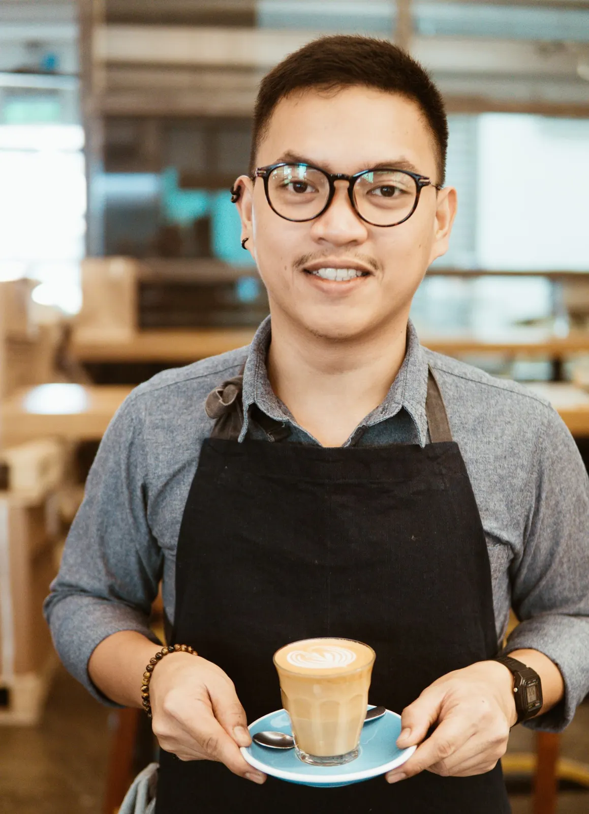 コーヒーを差し出す店主