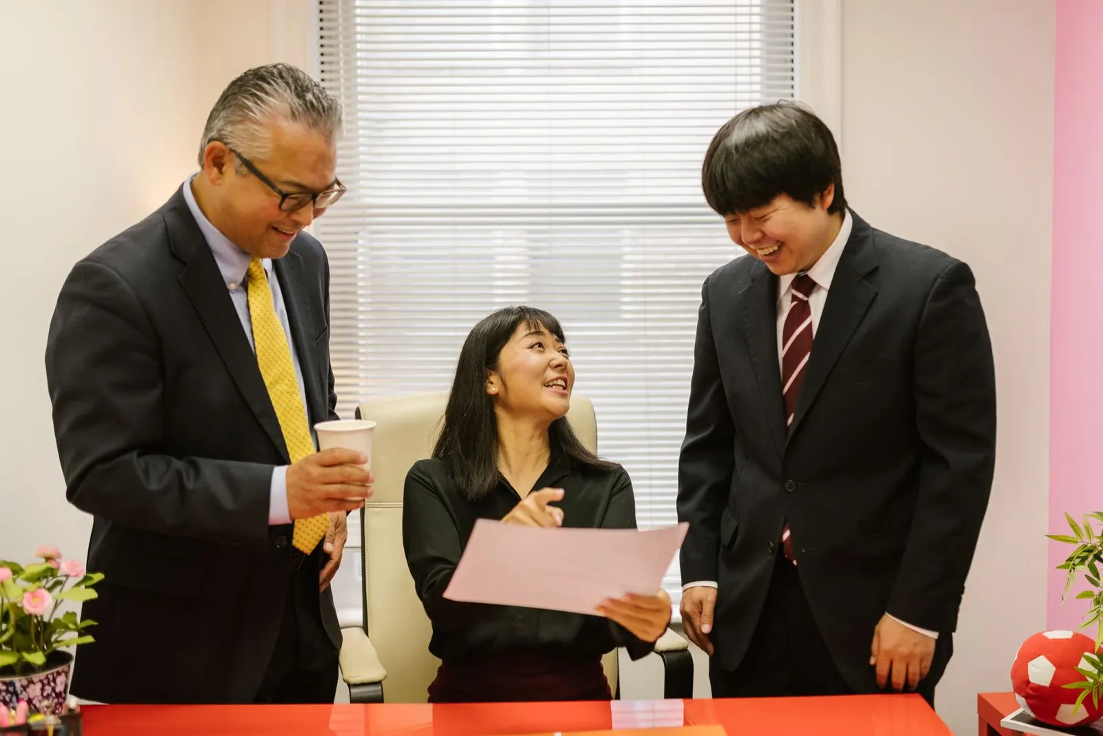 先輩と相談しながら資料を見るスタッフ